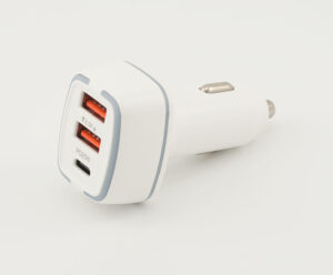 USB зарядно за кола с бързо зареждане. Три порта: един Type-C (PD25W), два USB (5V/3.5A)