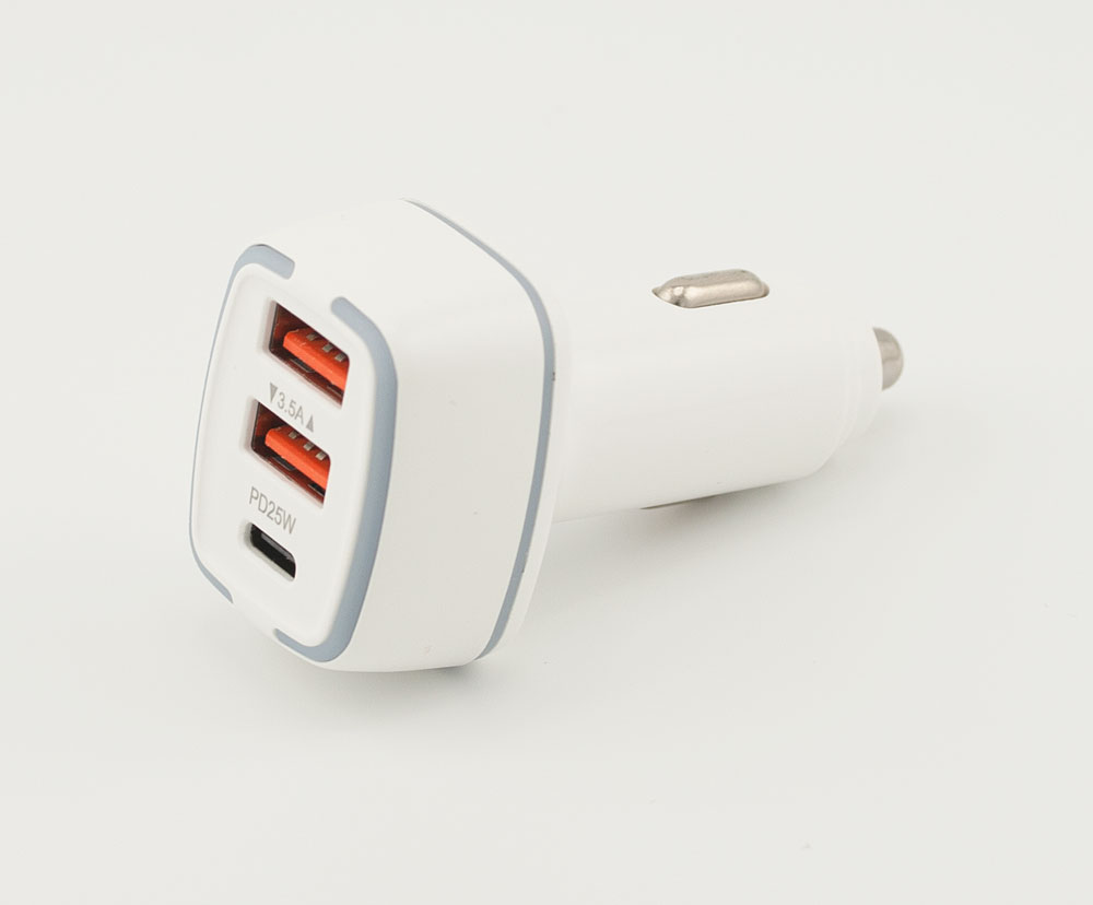 USB зарядно за кола с бързо зареждане. Три порта: един Type-C (PD25W), два USB (5V/3.5A)